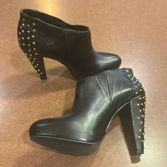 Steve Madden Leather Ankle Boots Womens 7.5 M Gold Studded Clubbin Black - Picture 1 of 6